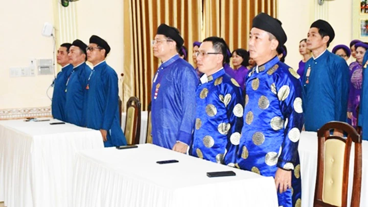 Công chức Sở Văn hóa và Thể thao tỉnh Thừa Thiên Huế mặc áo dài chào cờ đầu tuần. Ảnh: TL
