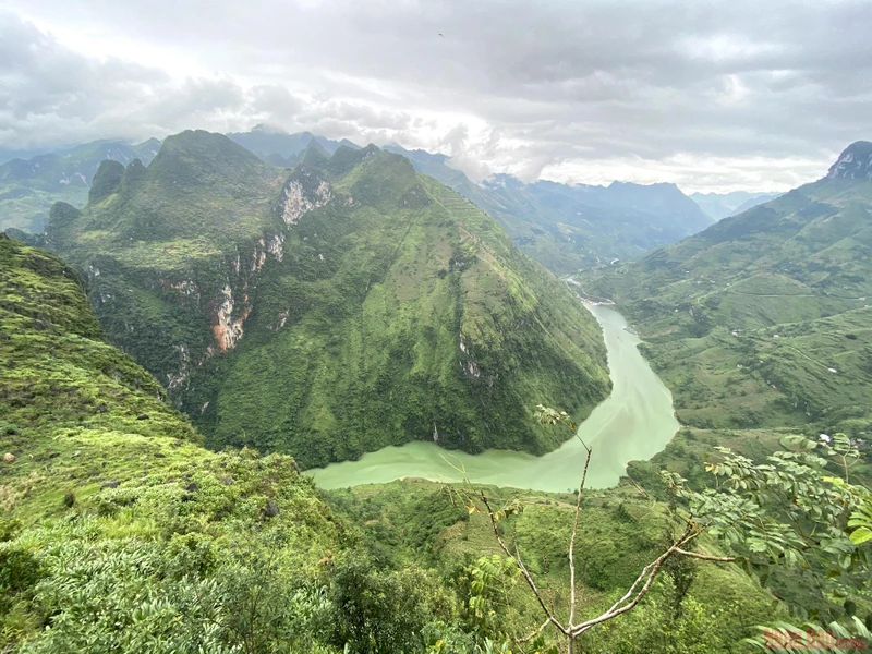 Góc “kinh điển” của sông Nho Quế nhìn từ điểm dừng chân đèo Mã Pì Lèng trên con đường Hạnh Phúc. 