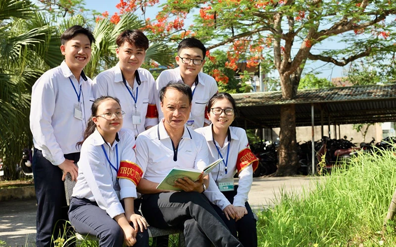 Thầy giáo Nguyễn Trọng Tuấn và các học sinh.