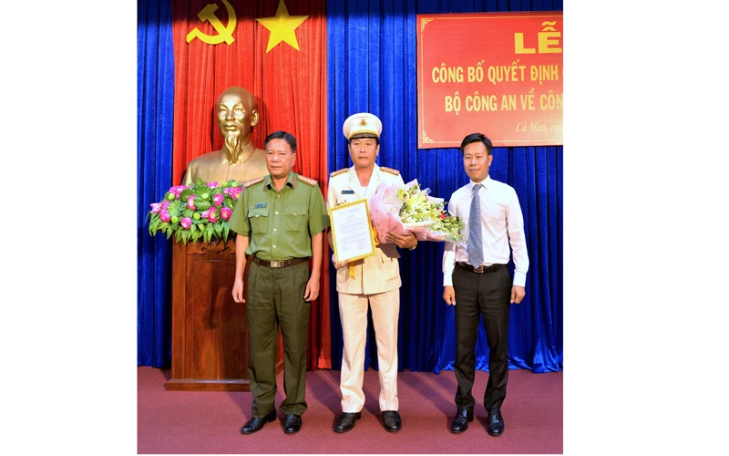Thượng tá Hồ Việt Triều (giữa) nhận hoa và quyết định bổ nhiệm của Bộ trưởng Công an.