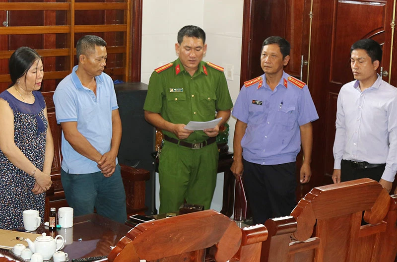 Công an tỉnh Quảng Bình công bố lệnh khám xét khẩn cấp nơi ở của các đối tượng.