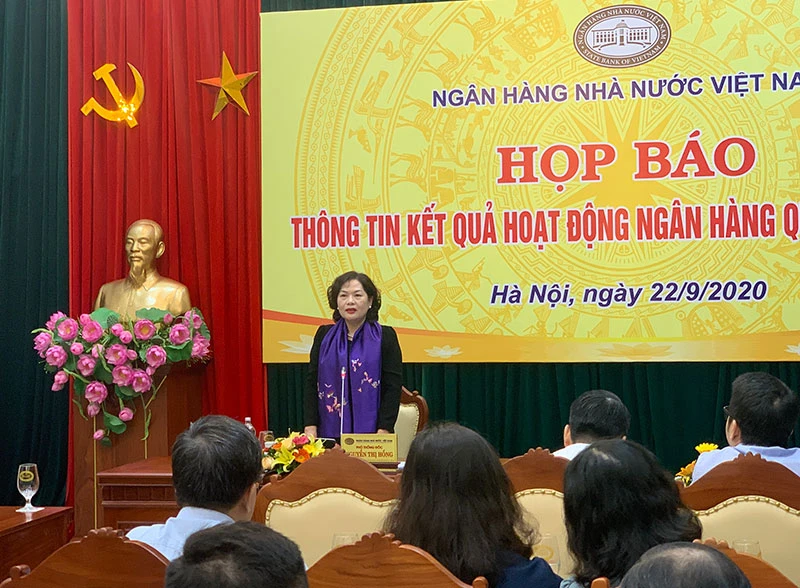 Phó Thống đốc NHNN Nguyễn Thị Hồng phát biểu tại cuộc họp báo.