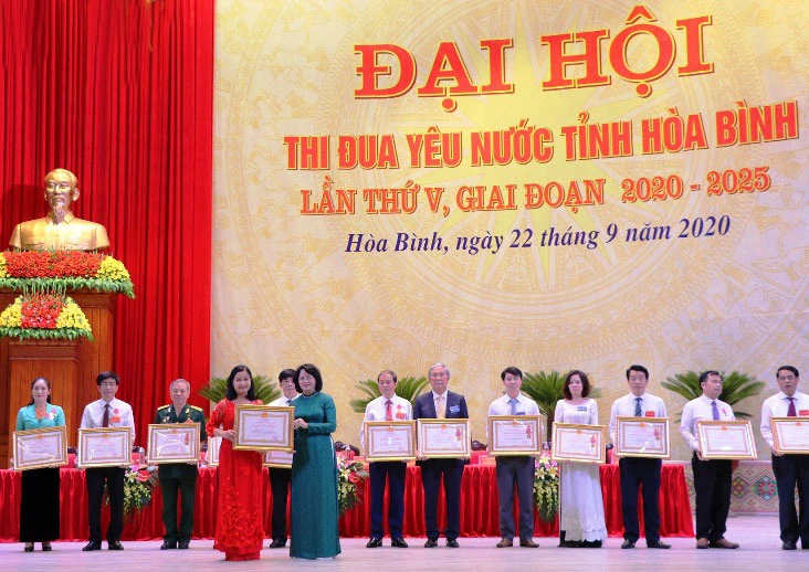 Phó Chủ tịch nước Đặng Thị Ngọc Thịnh trao Huân chương Lao động và bằng khen cho các tập thể, cá nhân tiêu biểu năm 2019.