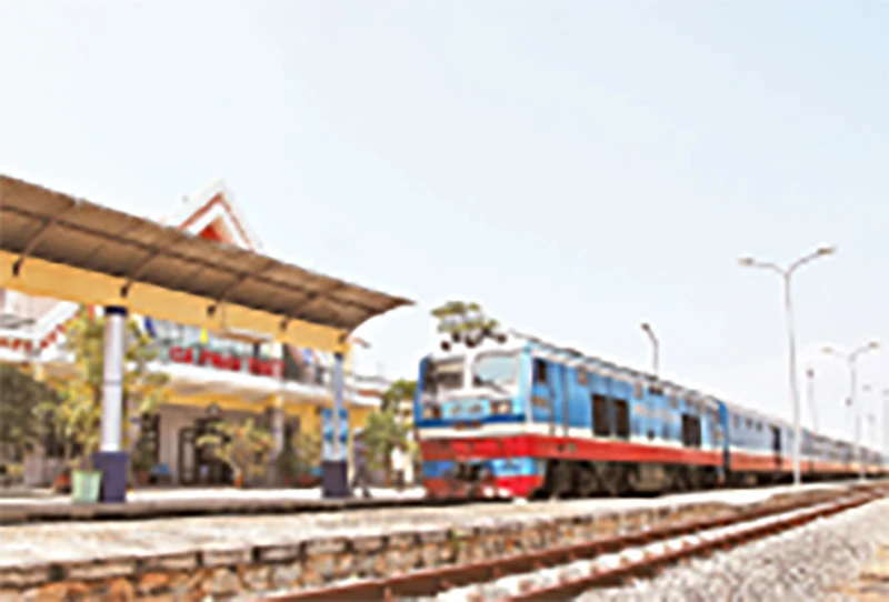 Hiện nay, vận tải đường sắt phục vụ chưa tới 0,5% về hành khách và 0,6% về hàng hóa. Trong ảnh: Tàu vào ga Phan Thiết (Bình Thuận).
