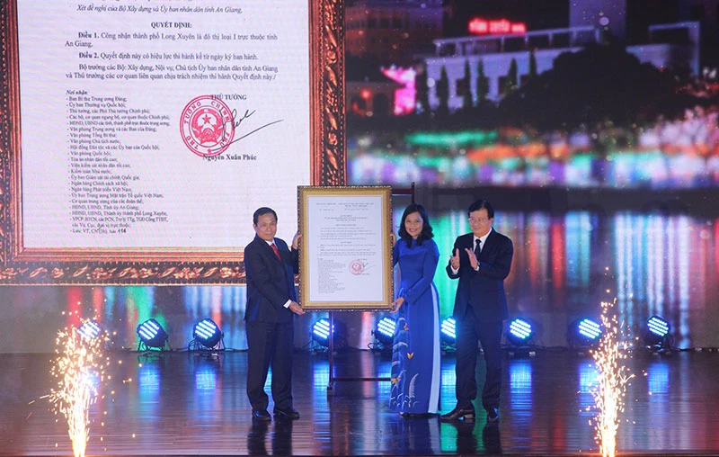 Phó Thủ tướng Trịnh Đình Dũng trao quyết định của Thủ tướng Chính phủ công nhận TP Long Xuyên là đô thị loại 1.
