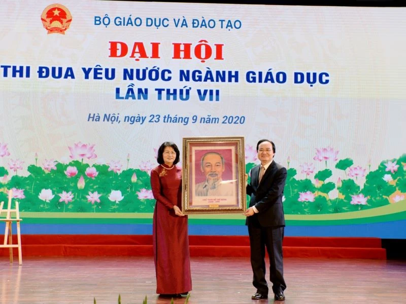 Phó Chủ tịch nước Đặng Thị Ngọc Thịnh tặng hình chân dung Bác Hồ cho ngành giáo dục (Ảnh: TUẤN ANH)