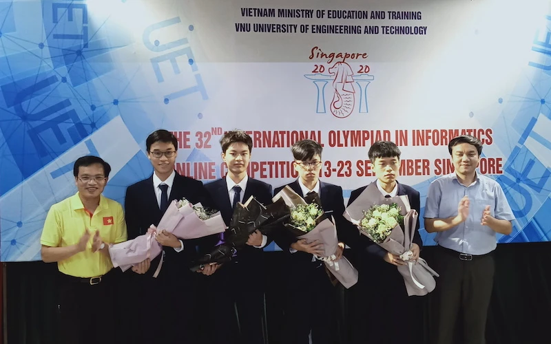 Bốn học sinh đoạt huy chương nhận giải.