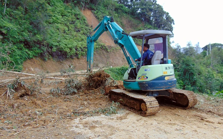 Khắc phục các điểm sạt lở đất trên tuyến đường từ trung tâm huyện Tây Giang về các xã.