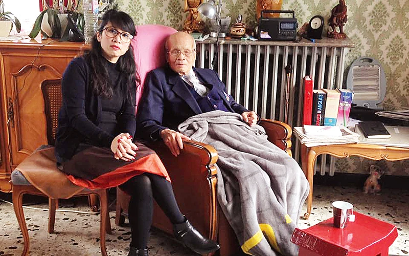 Nhà báo Nguyễn Mỹ Linh trò chuyện với bà con Việt kiều ở Pháp lâu năm.
