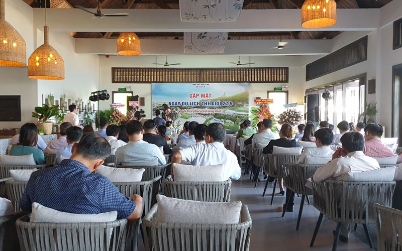 Quang cảnh mít-tinh nhân ngày Du lịch Thế giới năm 2020 và phát động chương trình kích cầu du lịch đợt 2 tại Bình Định