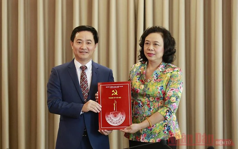 Lãnh đạo Thành ủy Hà Nội trao quyết định cho đồng chí Trần Anh Tuấn.