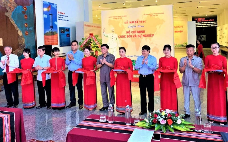 Các đồng chí lãnh đạo tỉnh Đắk Lắk và Khu Di tích Chủ tịch Hồ Chí Minh tại Phủ Chủ tịch cắt băng khai mạc triển lãm.