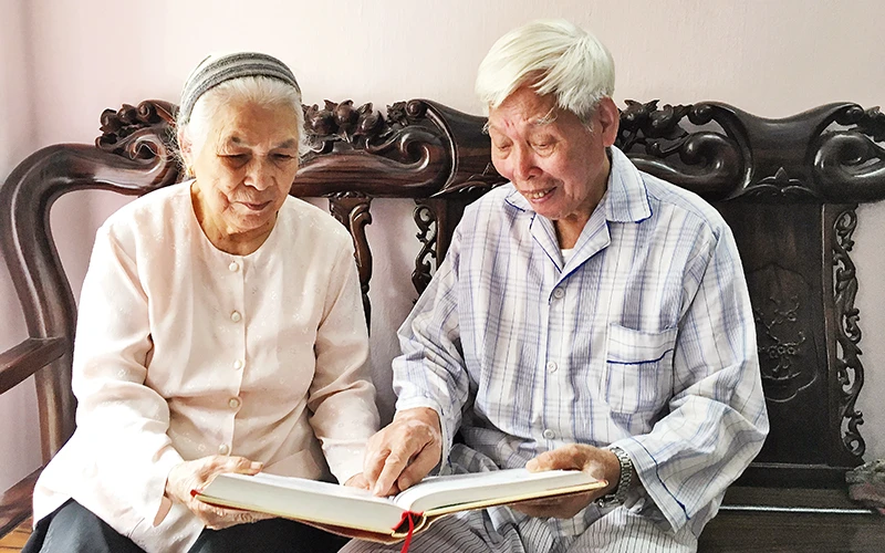 Vợ chồng ông Nguyễn Phú Vỵ ôn lại kỷ niệm thời kháng chiến.