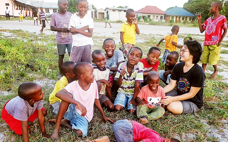 Tác giả chơi cùng các em nhỏ ở ngoại ô Nairobi.
