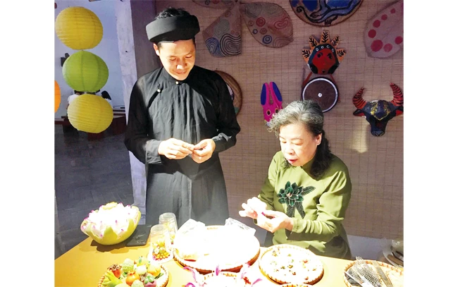 Nghệ nhân Phạm Thị Nguyệt Ánh chia sẻ kinh nghiệm nặn con giống bột, hoa quả bột.
