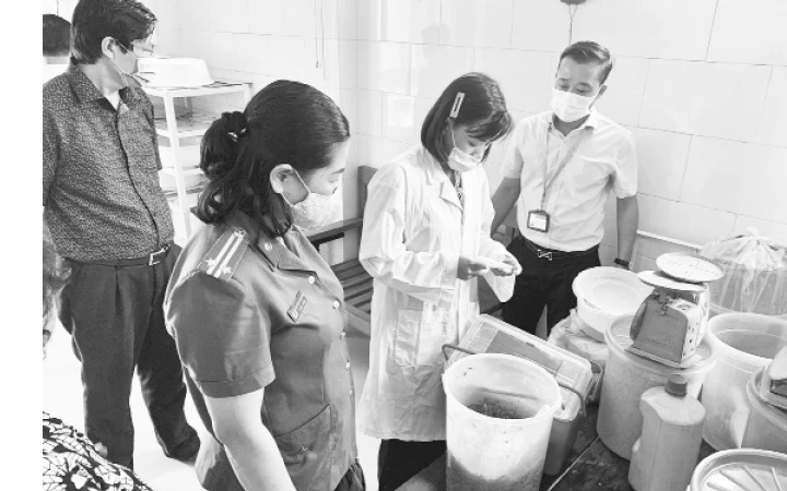 Lấy mẫu xét nghiệm thực phẩm tại cơ sở sản xuất bánh Trung thu trên địa bàn quận Đống Đa, TP Hà Nội. Ảnh: MAI TRANG