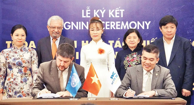 Lễ ký thỏa thuận hợp tác giữa đại diện Liên hợp quốc tại Việt Nam với đại diện Tập đoàn Sovico. Ảnh: HƯƠNG THẢO