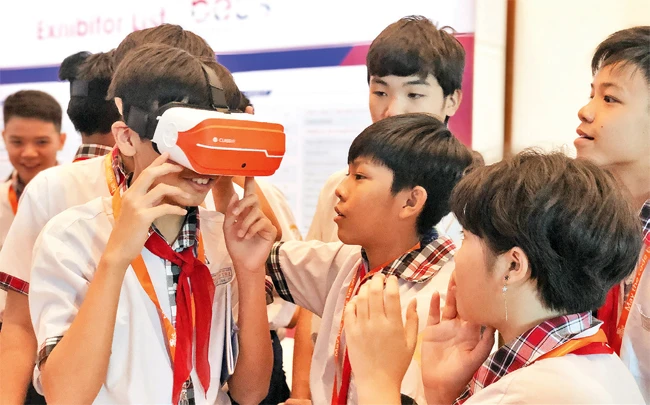 Việc ứng dụng công nghệ hợp lý sẽ giúp học sinh tiếp thu được nhiều kiến thức mới và có thêm trải nghiệm thú vị khi đến trường. Trong ảnh: Học sinh THPT thành phố Hồ Chí Minh trải nghiệm thiết bị công nghệ hỗ trợ giáo dục của Bộ GD và ĐT.