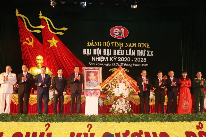 Thay mặt Bộ Chính trị, Ban Bí thư T.Ư Đảng, Phó Thủ tướng Trương Hòa Bình tặng ảnh Bác Hồ và hoa chúc mừng đại hội.