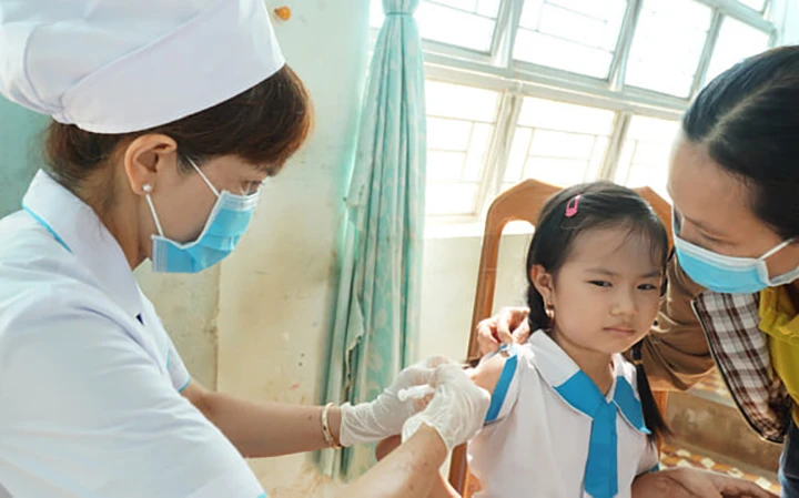 Tiêm vắc-xin phòng bệnh bạch hầu cho trẻ em ở thị trấn Đăk Đoa (Gia Lai).