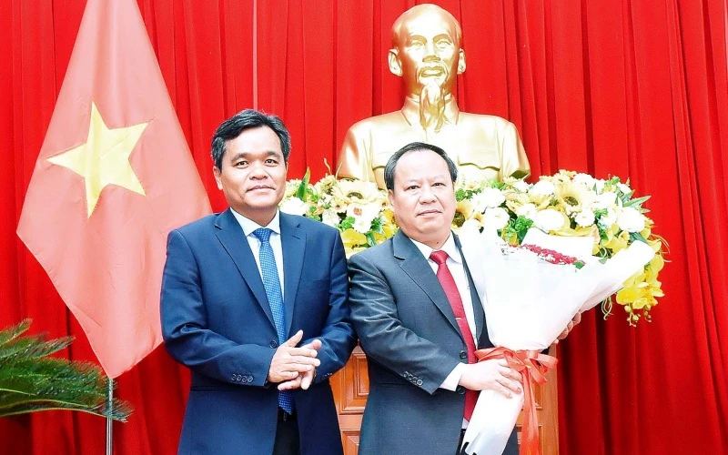 Ông Hồ Văn Niên, Bí thư Tỉnh ủy Gia Lai tặng hoa chúc mừng ông Châu Ngọc Tuấn được bầu giữ chức Chủ tịch HĐND tỉnh. (Ảnh: Đức Thụy)