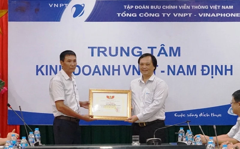 Ông Hoàng Minh Cường - Chủ tịch Công đoàn VinaPhone trao tặng giấy khen của Công đoàn VNPT cho anh Phạm Quang Thiện.