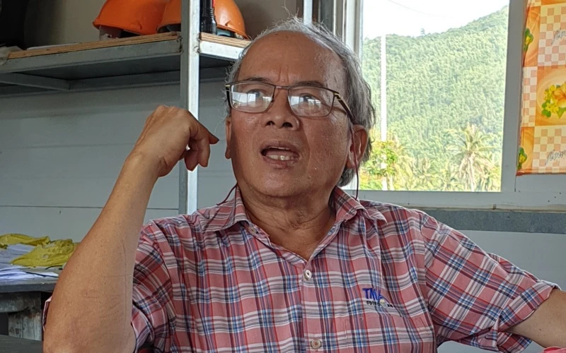 Tiến sĩ Nguyễn Hữu Lệ trao đổi với phóng viên Báo Nhân Dân.