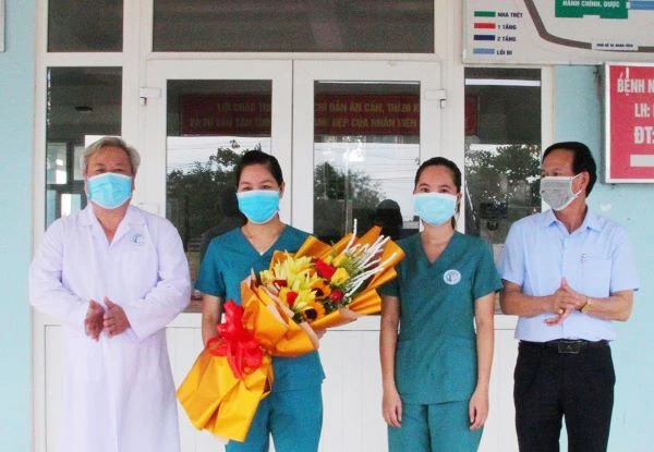 Giám đốc Sở Y tế tỉnh Quảng Trị Đỗ Văn Hùng( bên phải) tặng hoa, khen thưởng tập thể tập thể Bệnh viện Chuyên khoa Lao và Phổi