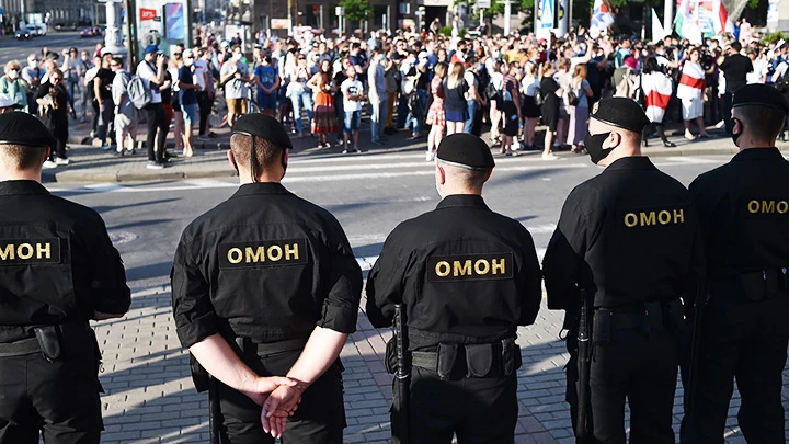 Cảnh sát Belarus giám sát người tuần hành ở Thủ đô Minsk. Ảnh: AFP