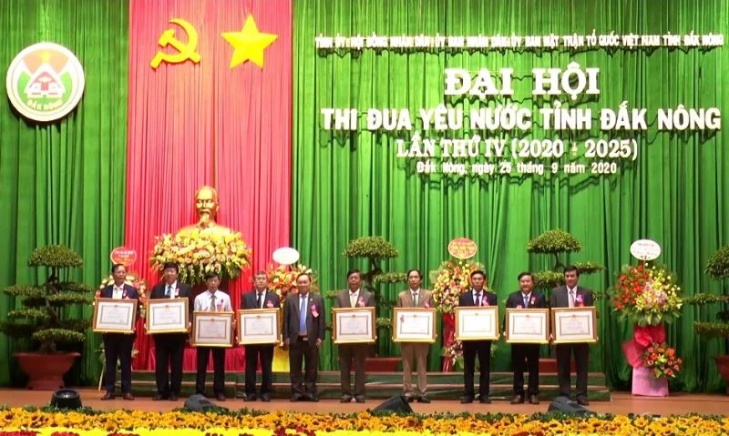 Thừa ủy quyền của Chủ tịch nước, lãnh đạo tỉnh Đắk Nông trao Huân chương Lao động hạng Nhì và Ba cho một tập thể và 8 cá nhân.