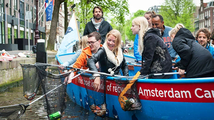Tour du lịch gom rác của Plastic Whale tại Amsterdam. Ảnh: SARAH BEEKMANS