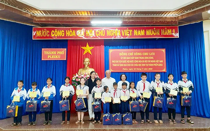 Phó Chủ tịch Quốc hội Uông Chu Lưu tặng quà cho học sinh nghèo vượt khó tại thành phố Pleiku
