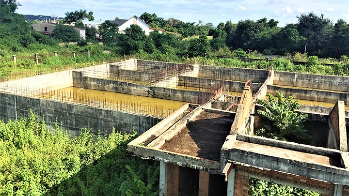 Công trình nhà máy xử lý nước thải Cụm công nghiệp Tân An, TP Buôn Ma Thuột xây dựng nửa chừng thì bỏ hoang cho đến nay.