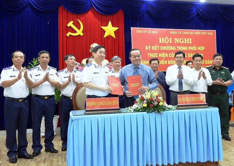 Ký kết chương trình phối hợp thực hiện công tác dân vận giữa Cà Mau và Cảnh sát biển Việt Nam.