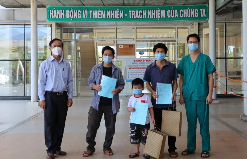Bệnh viện đa khoa T.Ư Quảng Nam trao giấy ra viện cho các BN khỏi bệnh