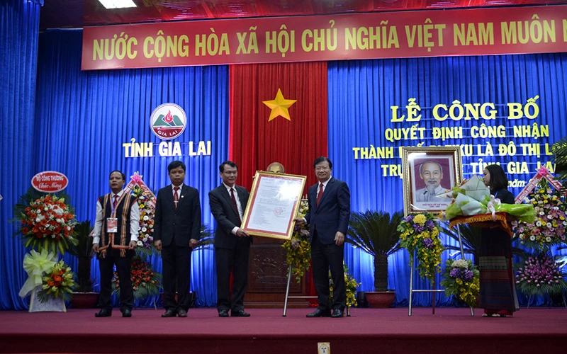 Phó Thủ tướng Trịnh Đình Dũng trao Quyết định của Thủ tướng Chính phủ công nhận TP Pleiku là đô thị loại một trực thuộc tỉnh Gia Lai.