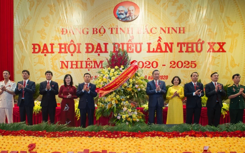 Đại tướng Tô Lâm, Ủy viên Bộ Chính trị, Bộ trưởng Công an tặng hoa chúc mừng đại hội.