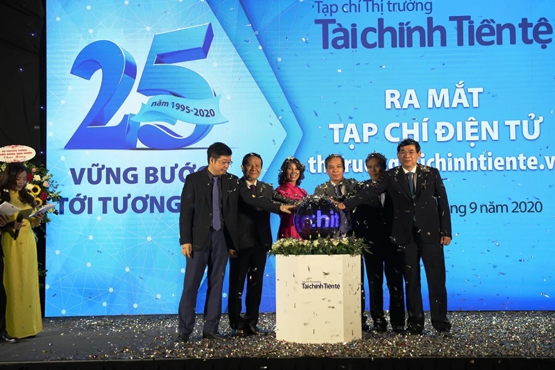 Các đại biểu bấm nút chính thức ra mắt Tạp chí điện tử thitruongtaichinhtiente.vn