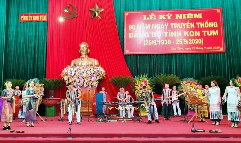 Biểu diễn văn nghệ tại Lễ kỷ niệm 90 năm Ngày truyền thống Đảng bộ tỉnh Kon Tum.