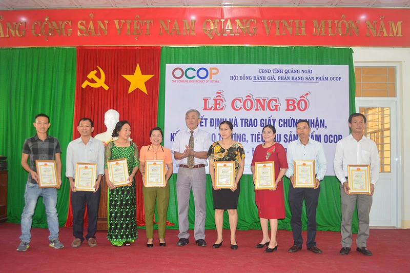 Giám đốc Sở Nông nghiệp và Phát triển nông thôn tỉnh Quảng Ngãi Dương Văn Tô trao giấy chứng nhận của UBND tỉnh cho các sản phẩm OCOP đạt hạng ba, bốn sao.
