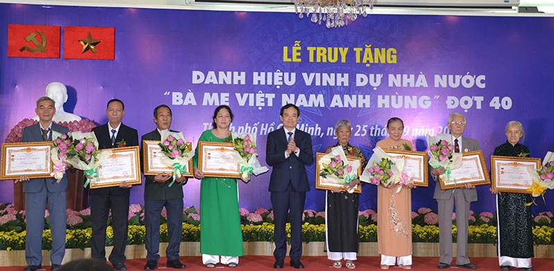 Lãnh đạo thành phố trao tặng danh hiệu vinh dự Nhà nước “Bà mẹ Việt Nam Anh hùng” cho đại diện gia đình các Bà mẹ.