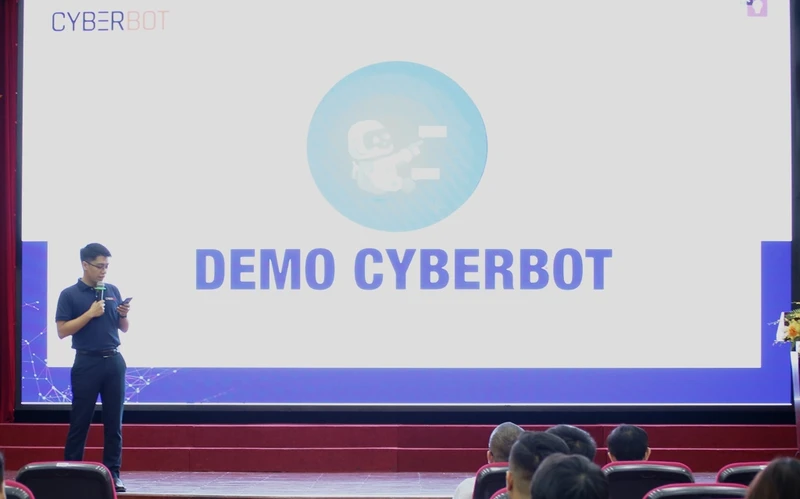 Thử nghiệm nền tảng Viettel Cyberbot ngay tại lễ ra mắt.