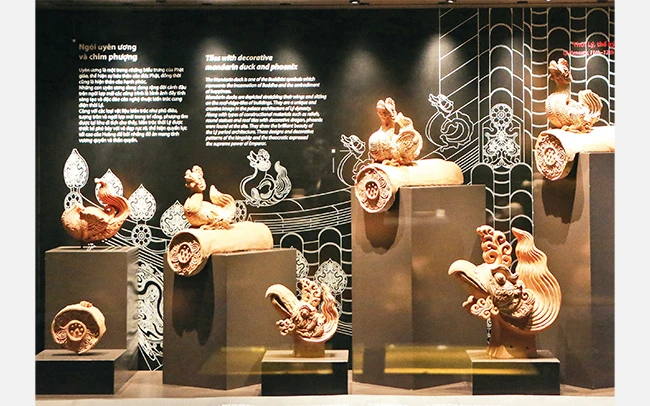 Trưng bày hiện vật gốm khai quật tại Hoàng thành Thăng Long trong bảo tàng ở tầng hầm nhà Quốc hội. Ảnh: VƯƠNG ANH