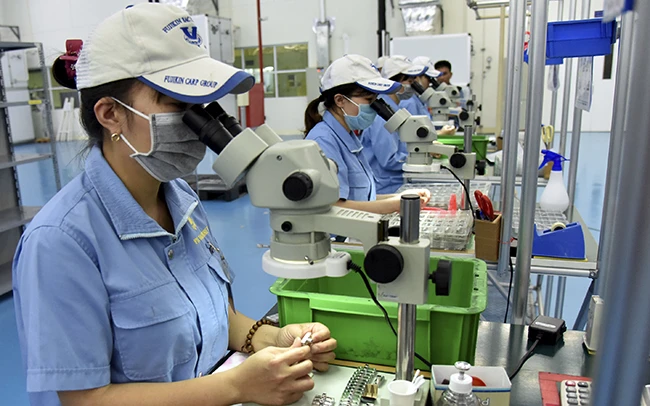 Sản xuất linh kiện cơ khí siêu chính xác trong các ngành công nghiệp bán dẫn, y tế tại Công ty TNHH Fujikin (Khu công nghiệp VSIP Bắc Ninh, vốn đầu tư của Nhật Bản). Ảnh: THU CÚC