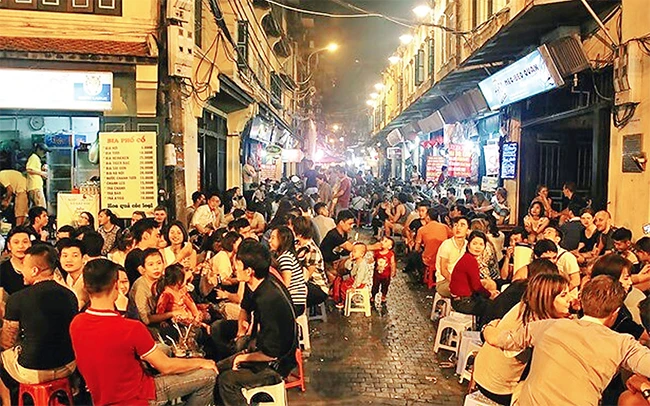 Phố đêm Tạ Hiện (Hà Nội) là điểm đến của nhiều khách trong nước và quốc tế.