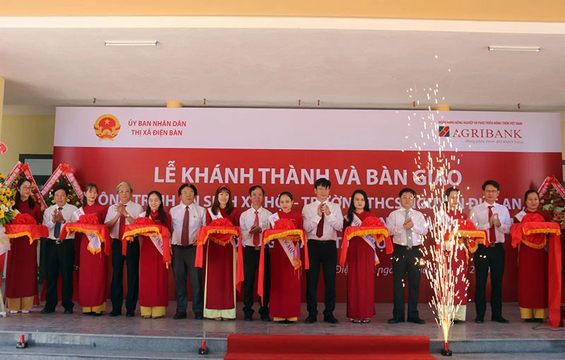 Lãnh đạo tỉnh Quảng Nam và Agribank cắt băng khánh thành và đưa công trình vào sử dụng.