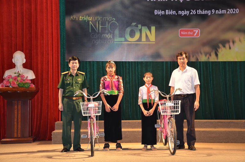 Lãnh đạo Viettel Chi nhánh Điện Biên trao xe đạp cho hai học sinh nghèo Trường THCS Thanh Xương.