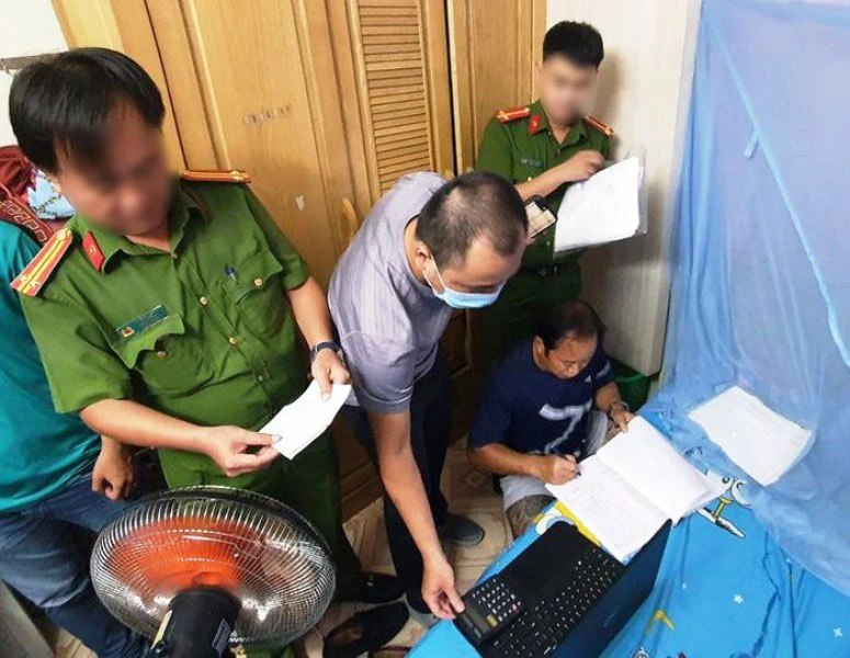 Lực lượng công an bắt giữ đối tượng Huỳnh Ngọc Anh. (Ảnh do Công an cung cấp)