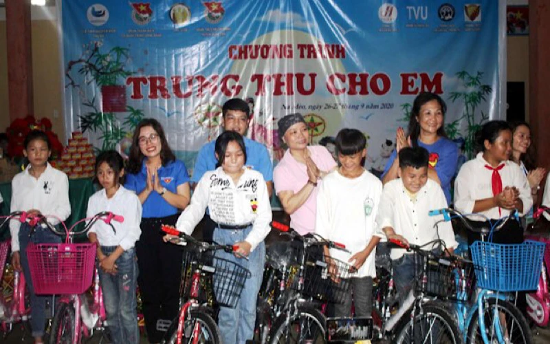 Ban tổ chức tặng xe đạp cho học sinh vùng cao đến trường học tập.