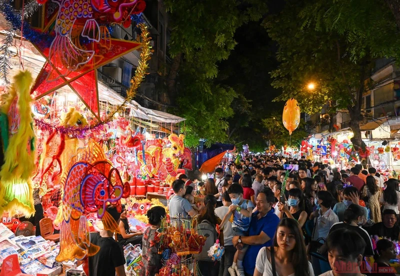 Hai ngày cuối tuần, chợ Trung thu truyền thống tại Hàng Mã, Hàng Lược... đông nghịt người dân và du khách.